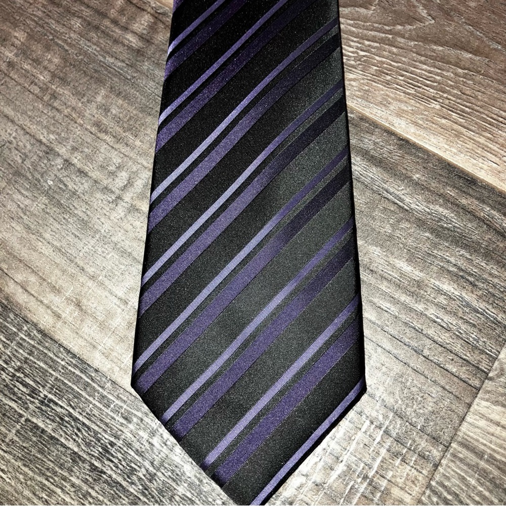 Sharp Tie by Little Black Tie EUC